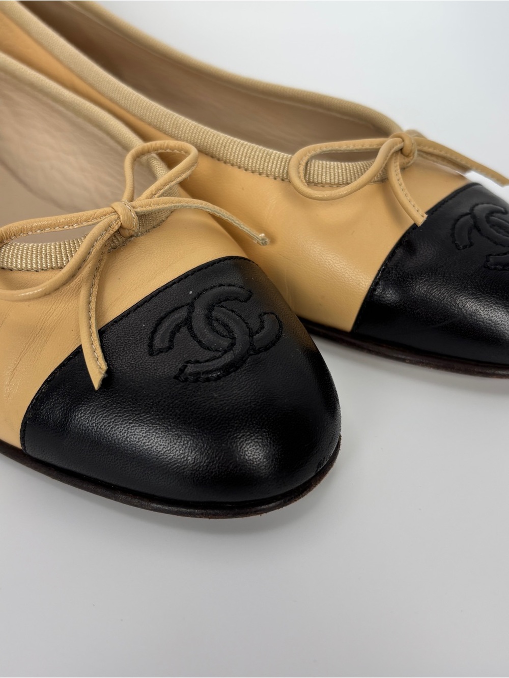 CHANEL Classic Lambskin CC Ballet Flats Beige Black Cap Toe 35.5 vtg - Picture 2 of 11